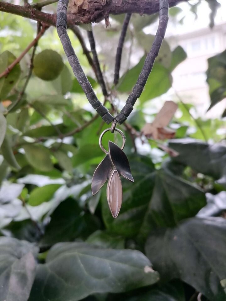 Yeşim Taşı ve Ay Taşı Gümüş Yaprak Kolye