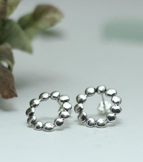 Antik fresk önünde mermer zemin üzerinde sergilenen 925 ayar gümüş bubble küpeler