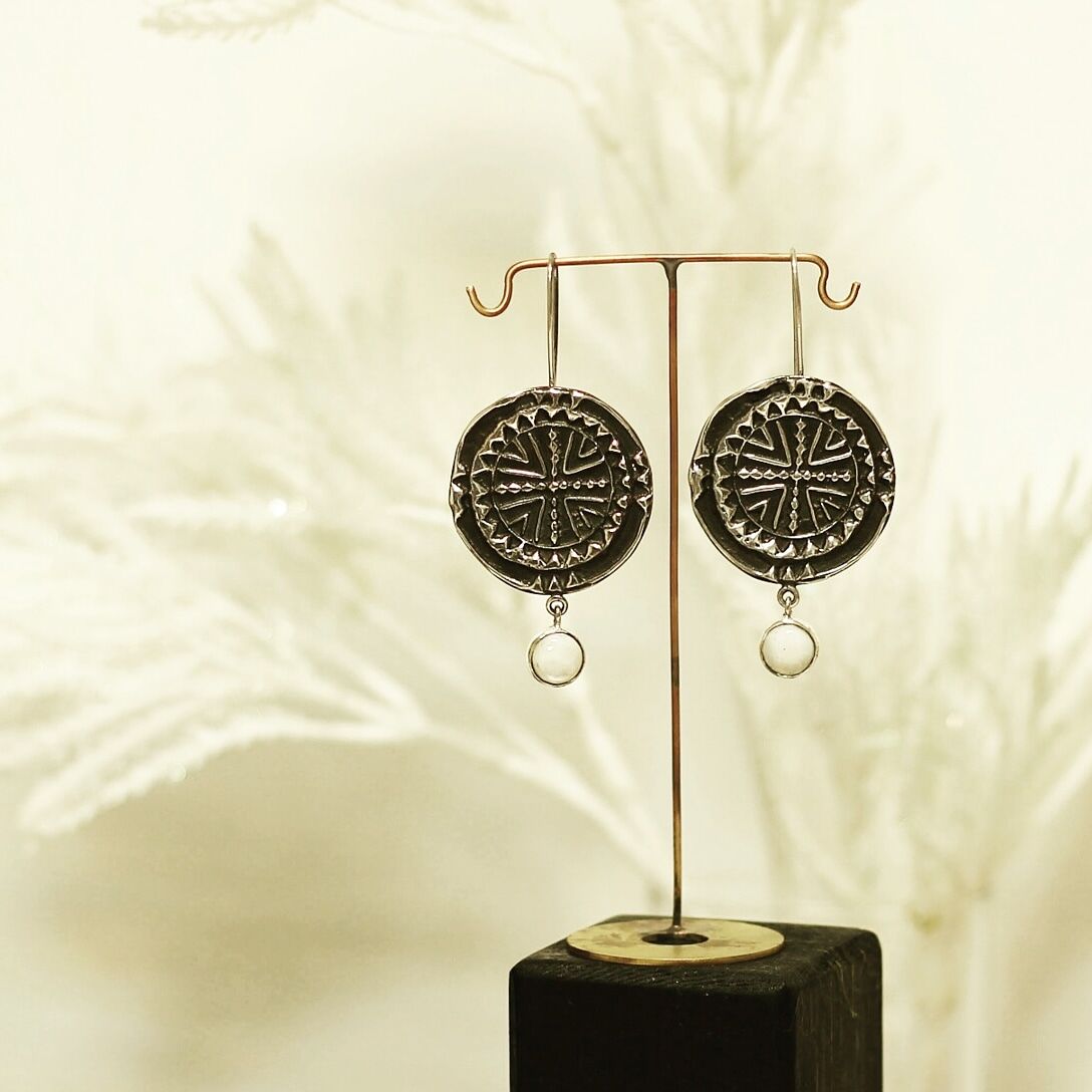 Sedef Taşlı Totem Bronz Küpe