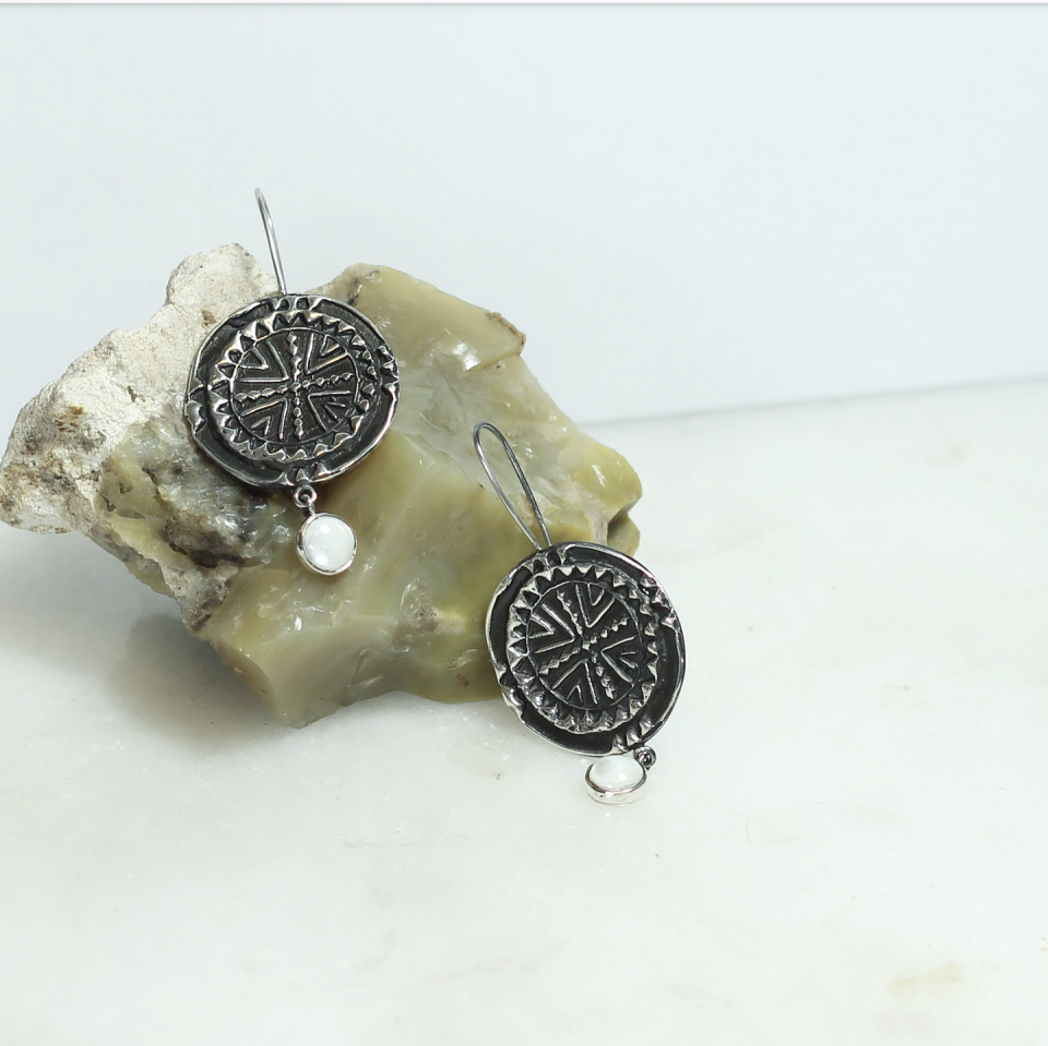 Sedef Taşlı Totem Bronz Küpe