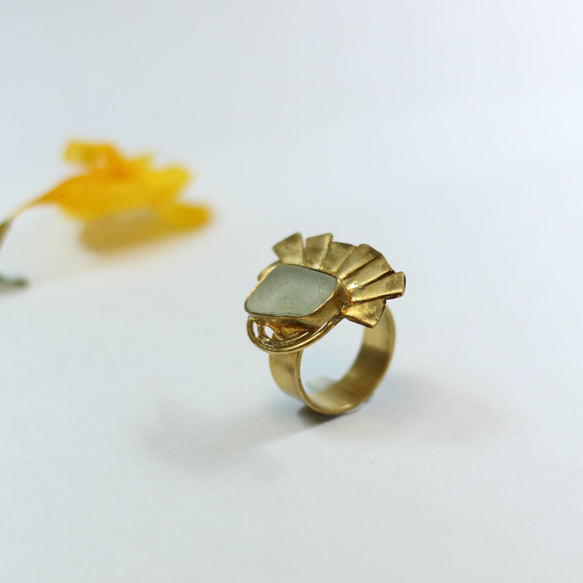 Beyaz Deniz Camı Papatya Bronz Yüzük