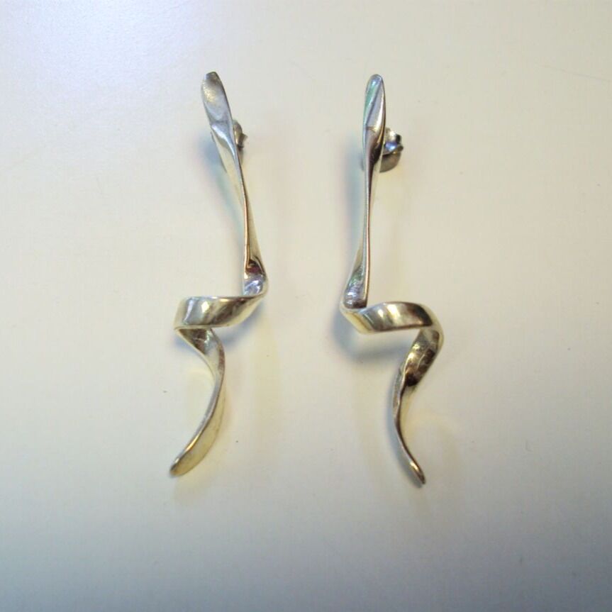 Gümüş Kıvrım Küpe