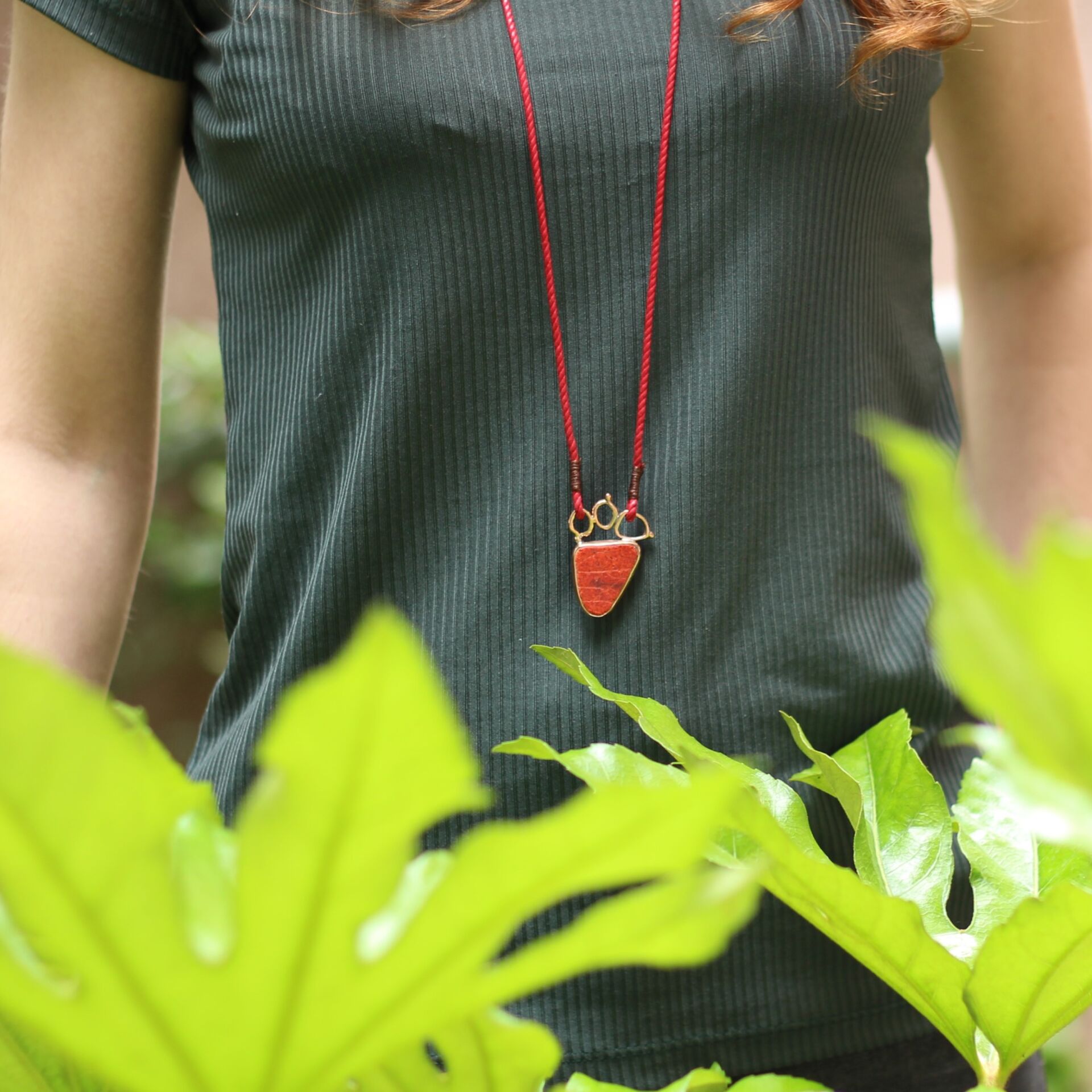 Kırmızı Taşlı Bronz Kolye