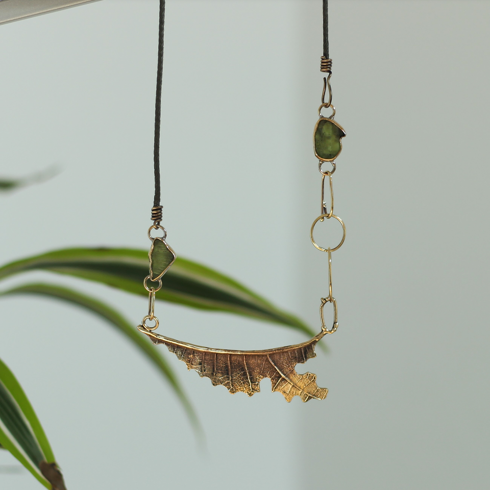 Çift Yeşil Camlı Bronz Yaprak Kolye