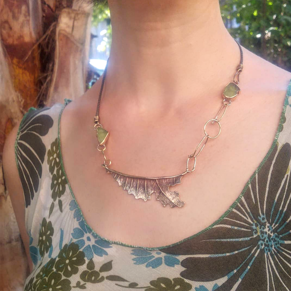 Çift Yeşil Camlı Bronz Yaprak Kolye