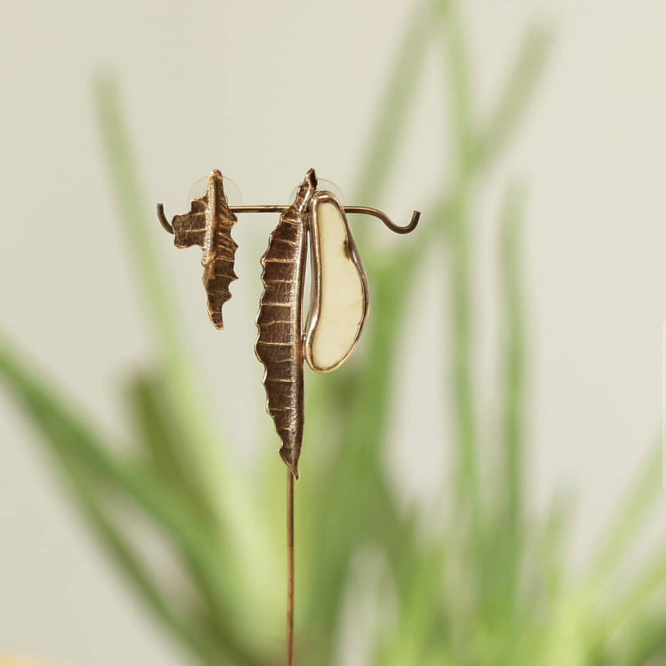 Beyaz Taşlı Bronz Yaprak Küpe