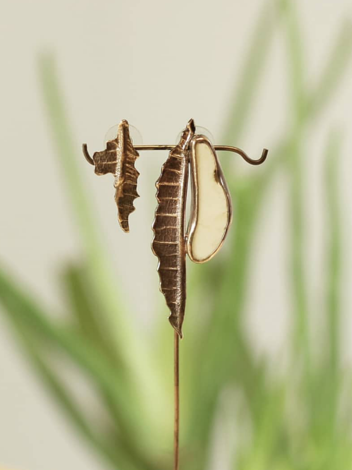 Beyaz Taşlı Bronz Yaprak Küpe