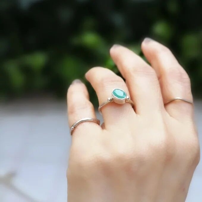 Faset Kesim Zümrüt Taşlı Gümüş Yüzük